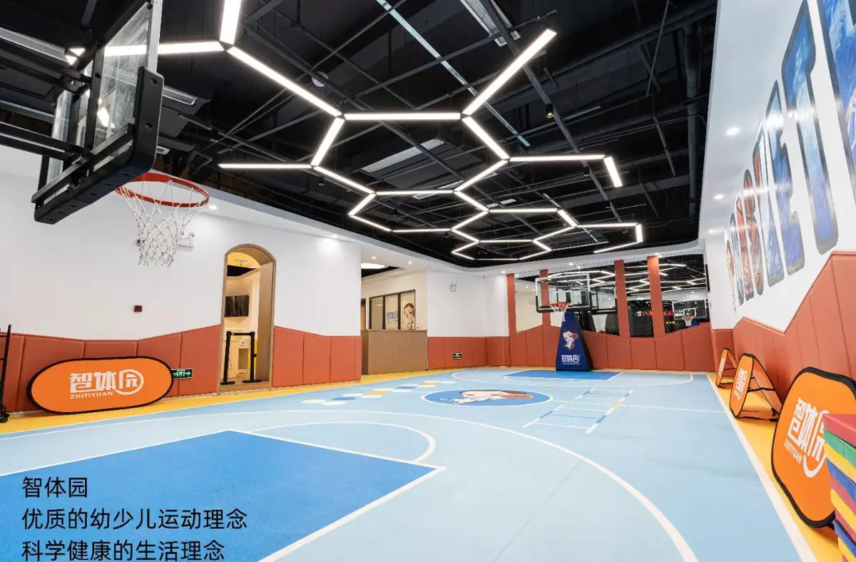 如何在篮球冬令营中加强体能训练?_1
